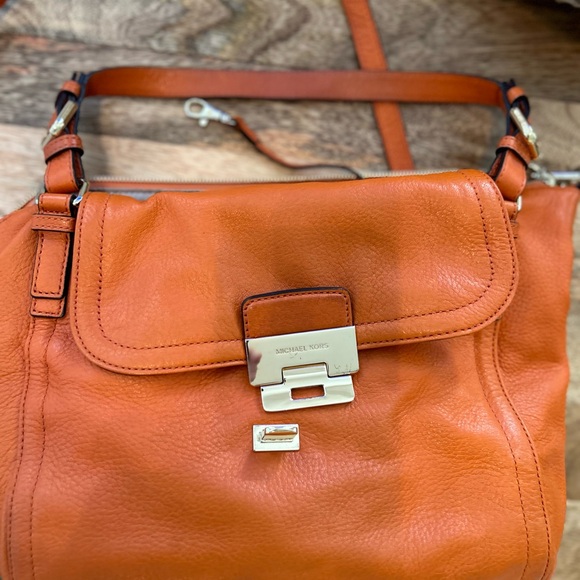 Michael Kors Shoulder/Crossbody Bag in Orange Pebble-beach Leather. - Picture 14 of 16